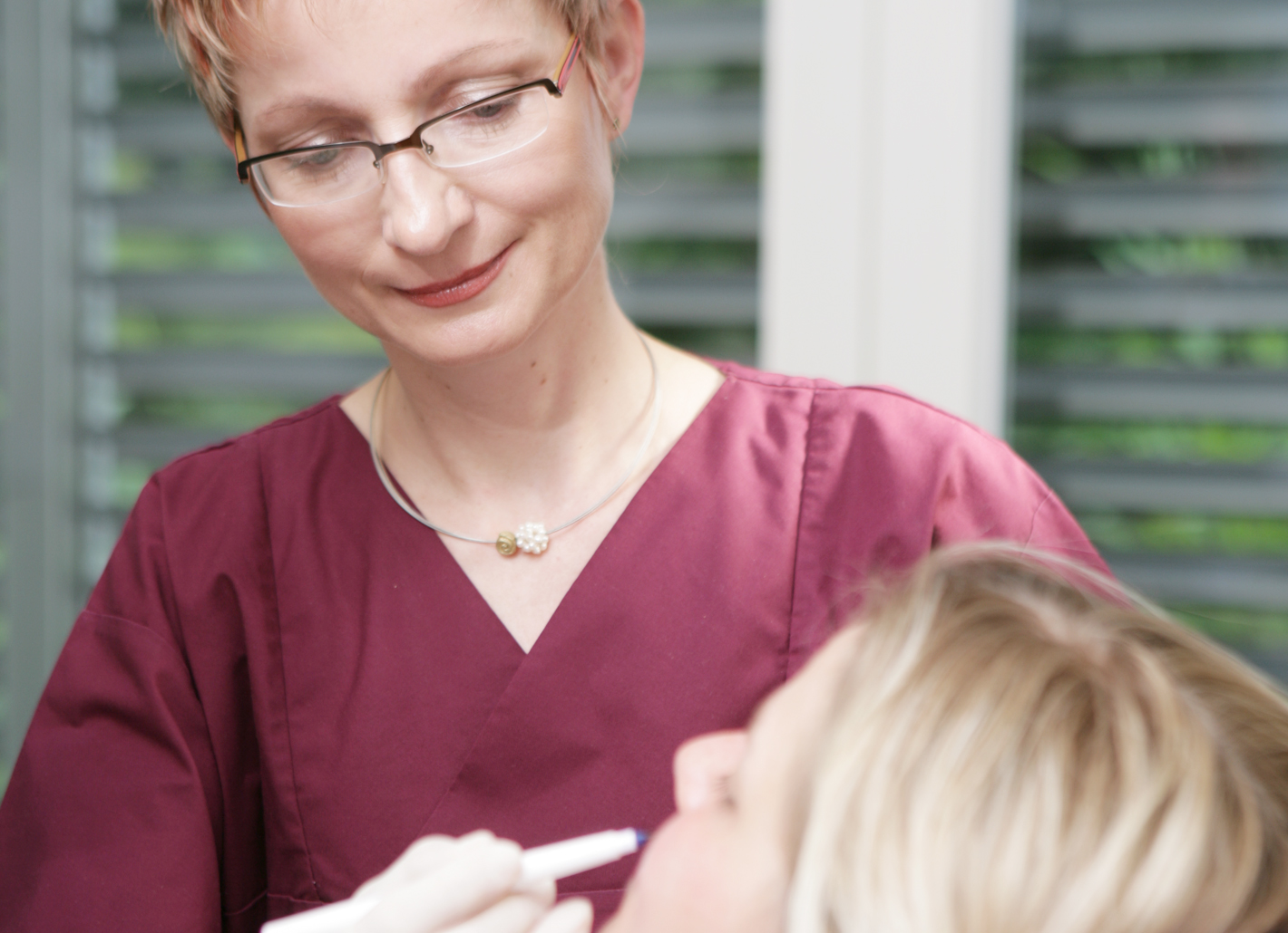 Dr. Birgit Buxmeyer unterspritzt in der Rosenpark Klinik die Falten einer Patientin mit Hyalurons&auml;ure