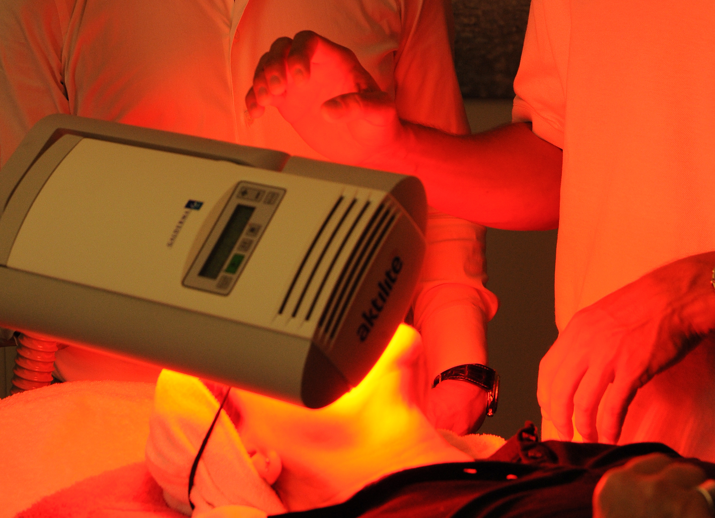Hautverjüngung und Vorsorge in einem: Bei der Photodynamischen Therapie werden krankhaft veränderte Hautzellen gezielt mit Licht zerstört – selbst wenn ihre Entartung noch nicht sichtbar ist. Hautverjüngung und Vorsorge in einem: Bei der Photodynamischen Therapie werden krankhaft veränderte Hautzellen gezielt mit Licht zerstört – selbst wenn ihre Entartung noch nicht sichtbar ist.