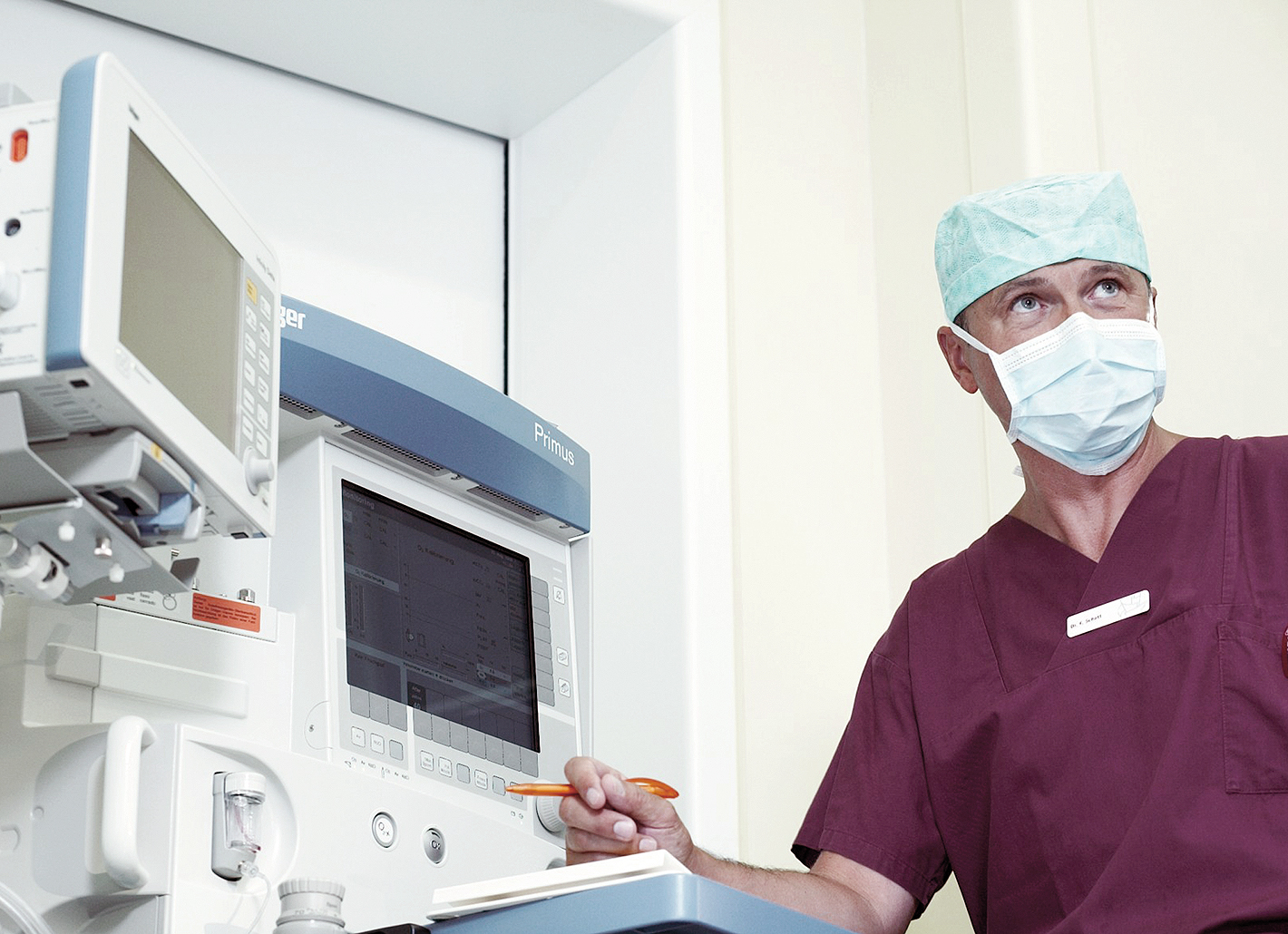 Über Monitore beobachten die Anästhesisten die Vitalfunktionen der Patienten. Dadurch können sie die Dosierung der kurzwirksamen Narkose-Medikamente für die TIVA individuell anpassen. Über Monitore beobachten die Anästhesisten die Vitalfunktionen der Patienten. Dadurch können sie die Dosierung der kurzwirksamen Narkose-Medikamente für die TIVA individuell anpassen.