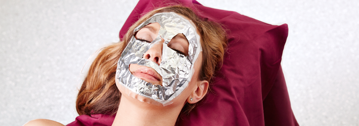 Photodynamische Therapie in der Rosenpark Klinik: Die Wirkstoffe der photosensibilisierenden Creme reichern sich in der dreistündigen Einwirkzeit in den oberen Hautschichten und vor allem in den veränderten Hautzellen an. Diese werden lichtempfindlich u Photodynamische Therapie in der Rosenpark Klinik: Die Wirkstoffe der photosensibilisierenden Creme reichern sich in der dreistündigen Einwirkzeit in den oberen Hautschichten und vor allem in den veränderten Hautzellen an. Diese werden lichtempfindlich u