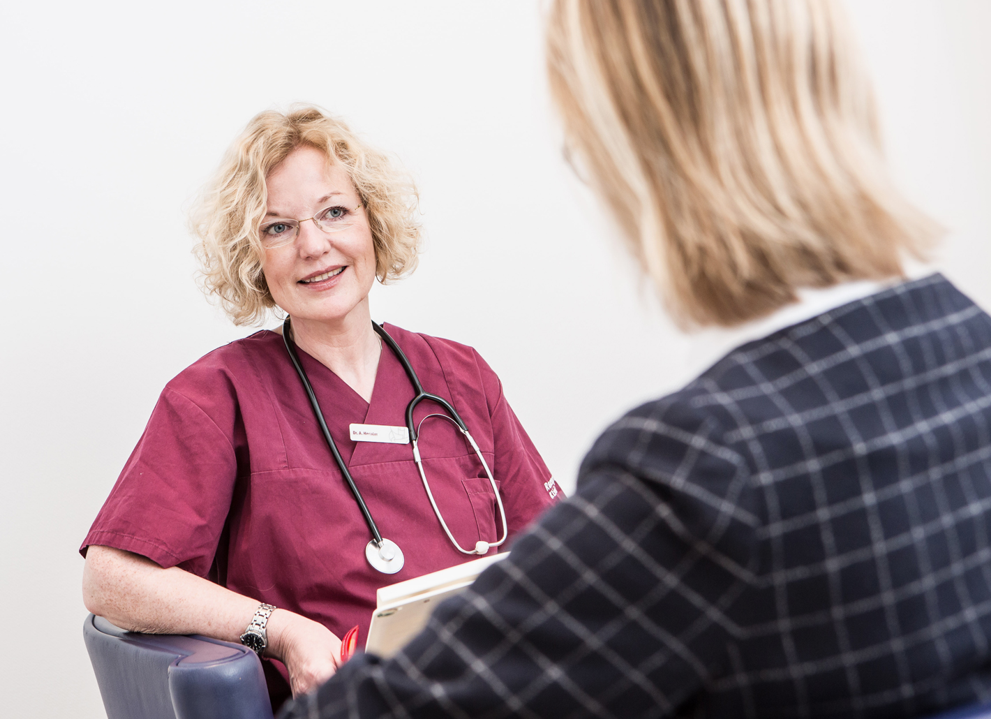 Anästhesieaufklärung: Dr. Angelika Hechler lernt die Patientin, ihre Krankengeschichte und ihre Wünsche kennen. Anästhesieaufklärung: Dr. Angelika Hechler lernt die Patientin, ihre Krankengeschichte und ihre Wünsche kennen.
